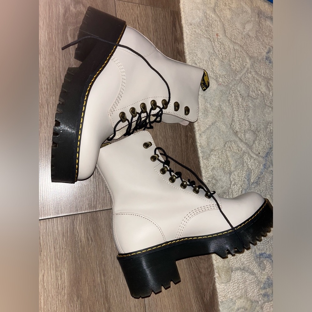NWOT DR MARTENS LEONA WOMEN'S TEMPERLEY LEATHER HEELED BOOTS - Picture 2 of 7